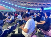 英雄联盟总决赛-观众们为球员们的出色表现欢呼雀跃