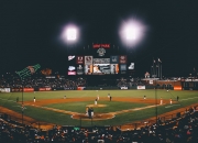 英雄联盟总决赛直播-跨界巅峰对决，维斯塔潘的弯道与戴维斯的禁区