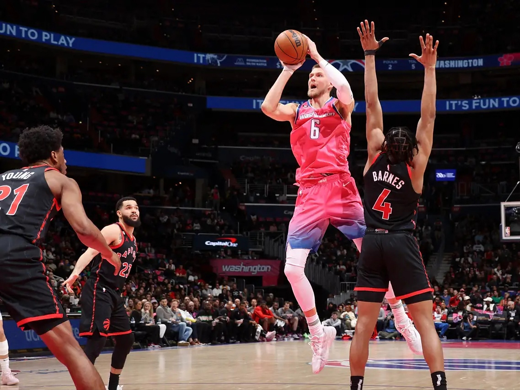 关于猛龙客场击败奇才，失去榜首位置但状态回复的信息