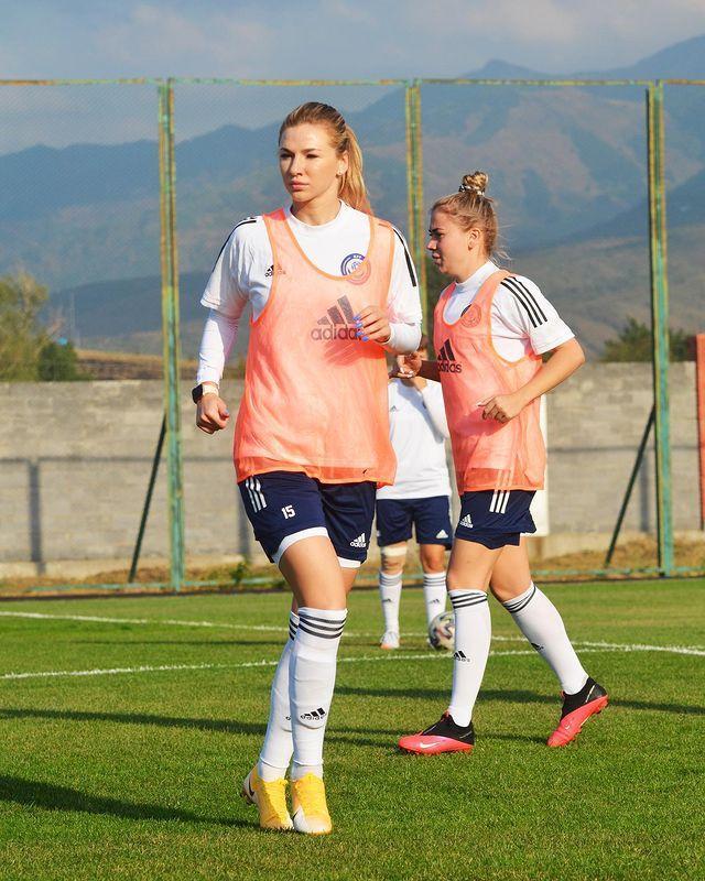 关于千钧一发：女子足球运动员寻找突破机会的信息