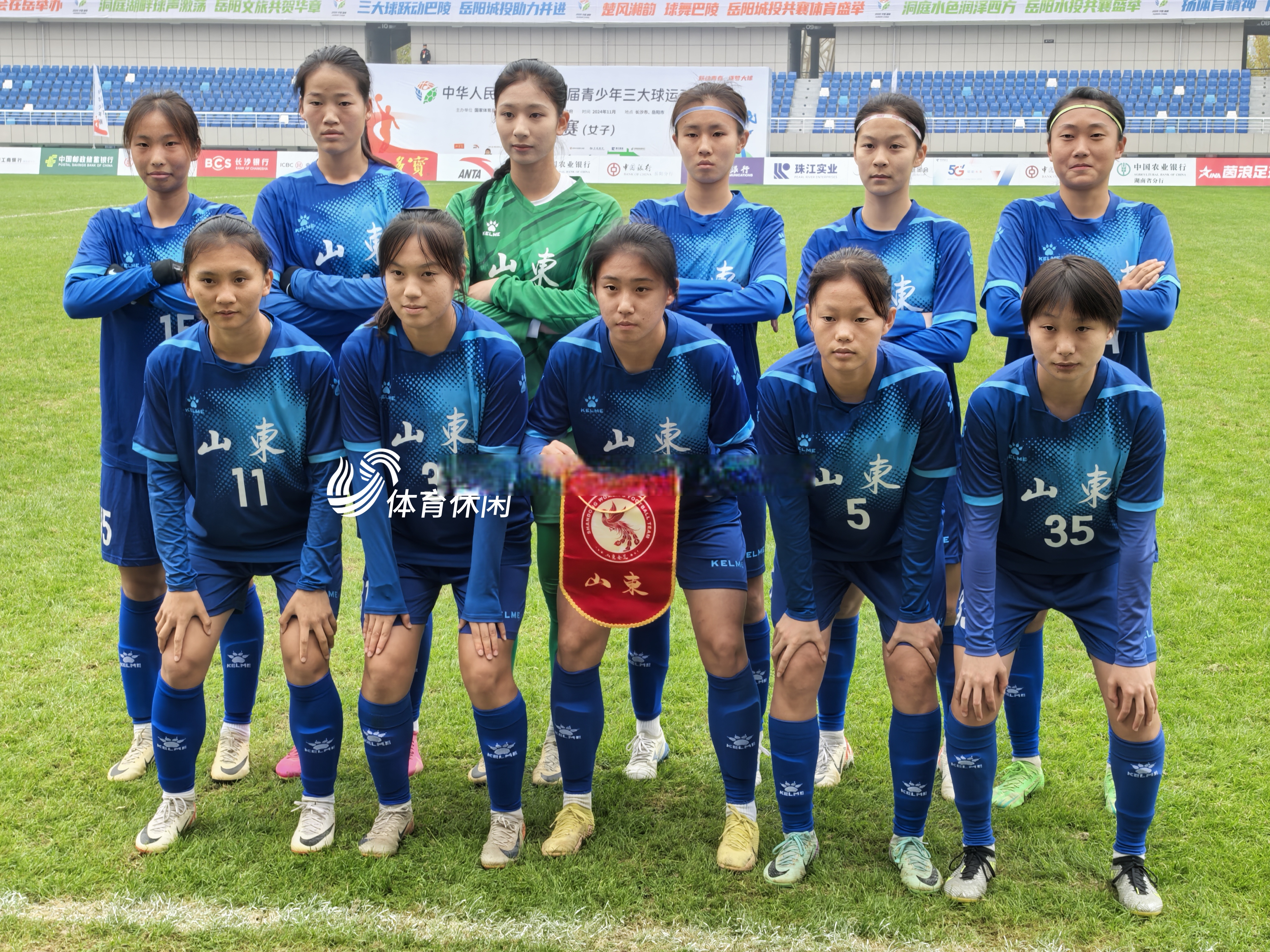 女足比赛中球队获得胜利，晋级下一轮的简单介绍