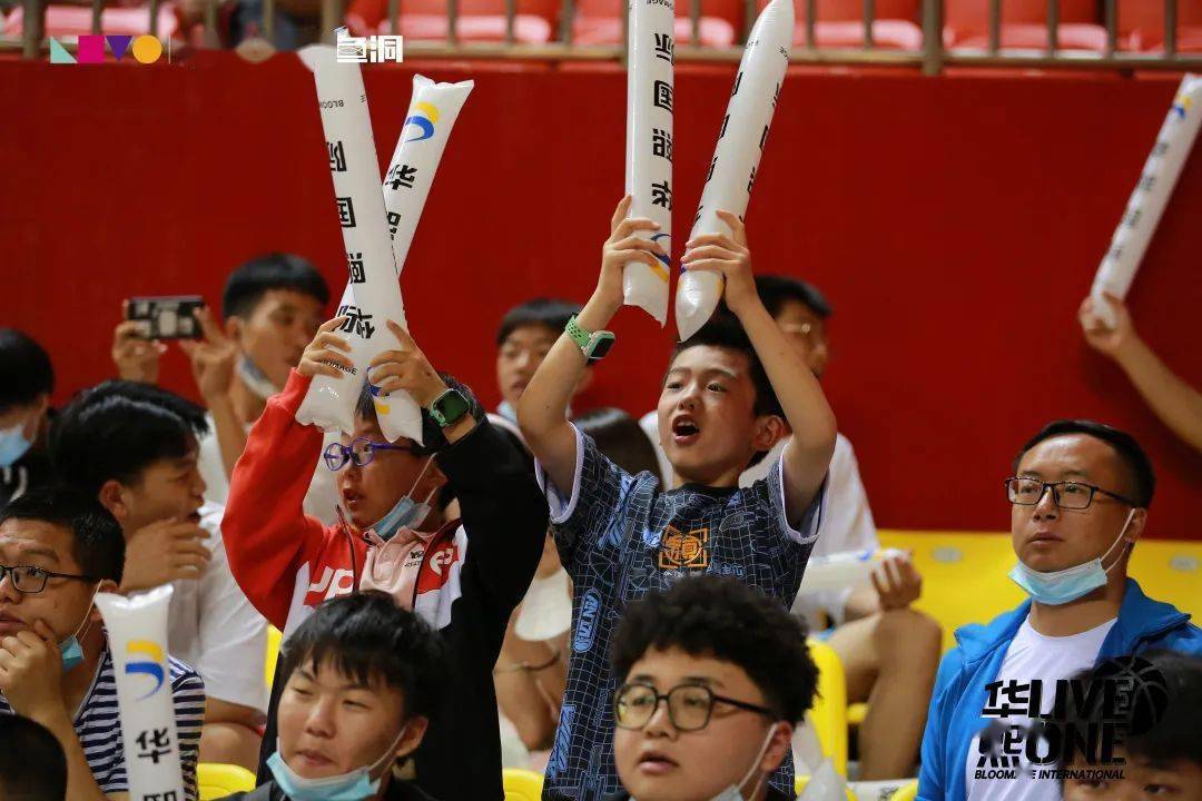 观众们为球员们的出色表现欢呼雀跃 观众们为球员们的出色表现欢呼雀跃