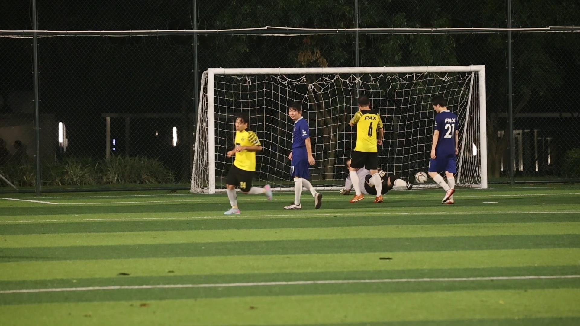 比赛中的精彩瞬间让人们对足球充满热爱 比赛中的精彩瞬间让人们对足球充满热爱