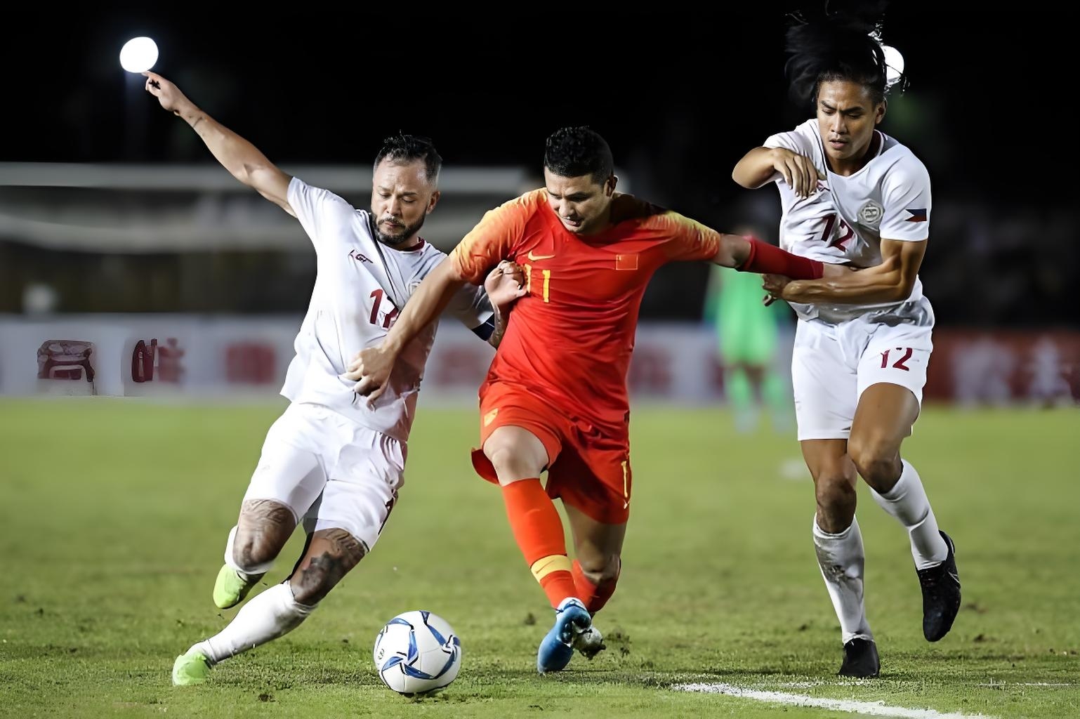 菲律宾女足比赛中展现顽强拼搏 菲律宾女足比赛中展现顽强拼搏