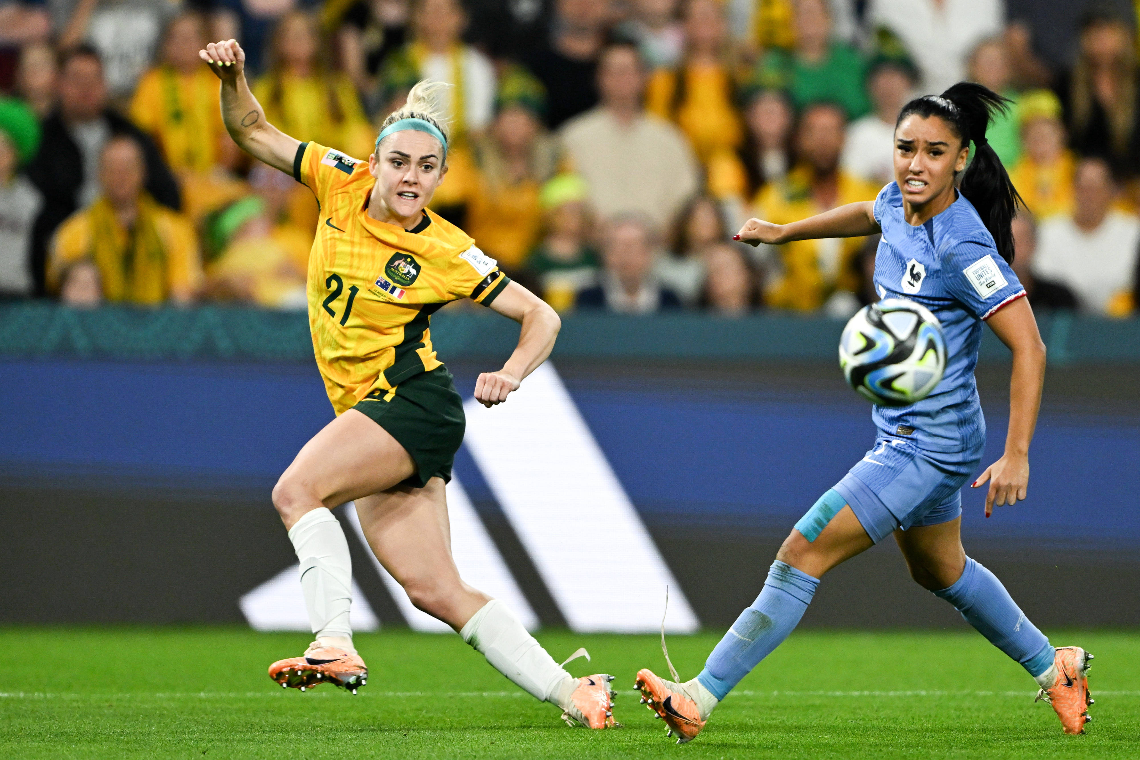 菲律宾女足比赛中展现顽强拼搏 菲律宾女足比赛中展现顽强拼搏