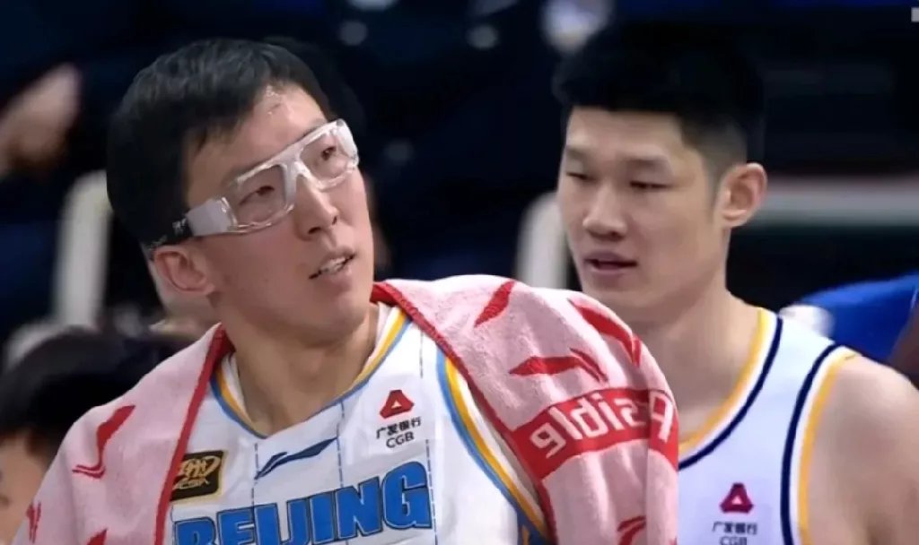 新疆队力克上海队,胡金秋状态火热 新疆队力克上海队,胡金秋状态火热